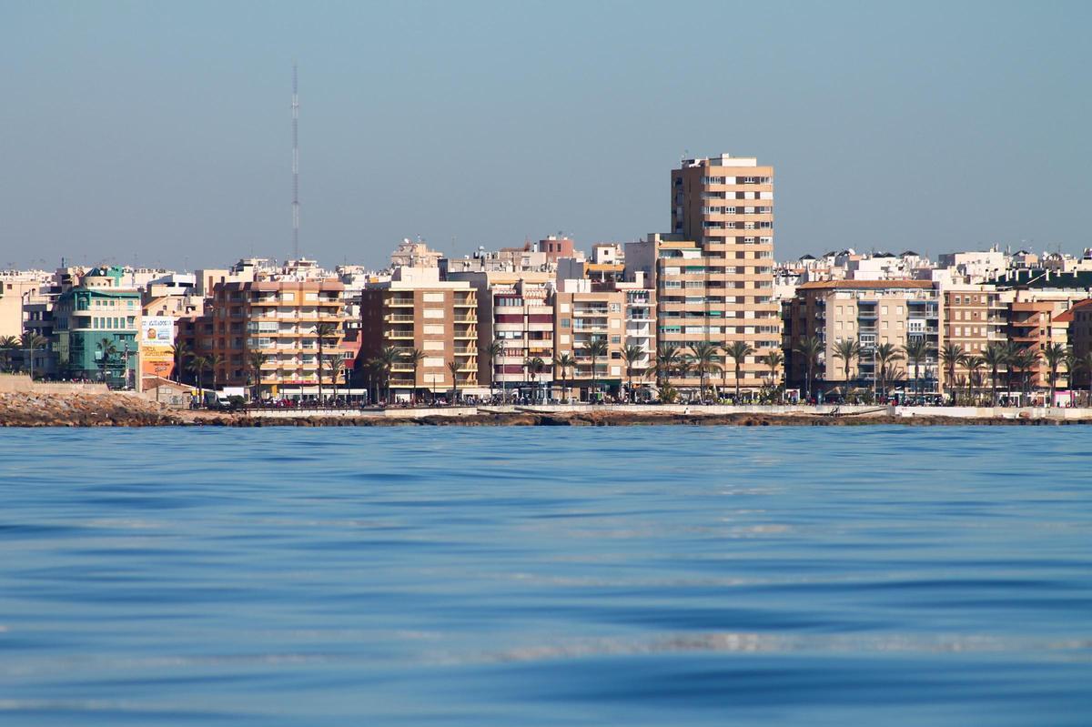 Vista del casco urbano de Torrevieja desde el mar