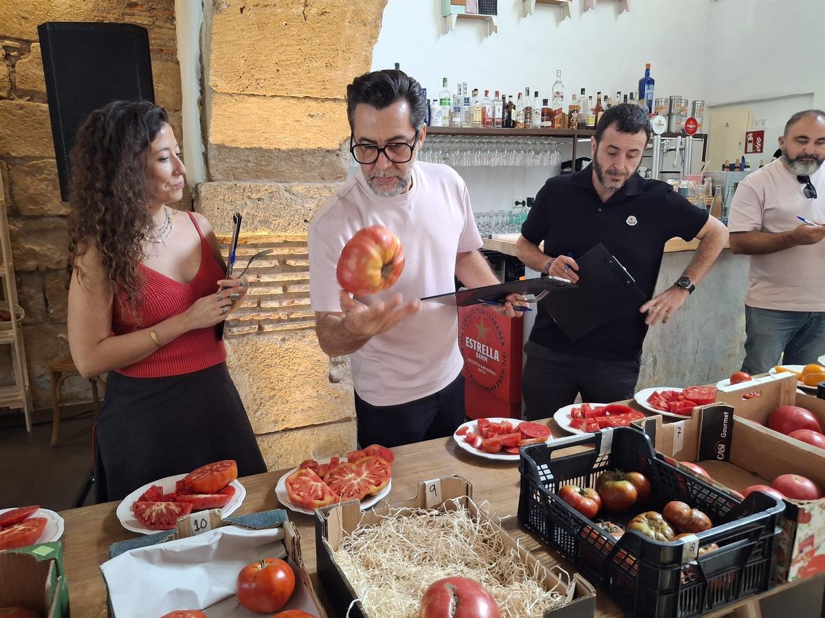 Quique Dacosta sopesa uno de los tomates; junto a él, Ricard Camarena