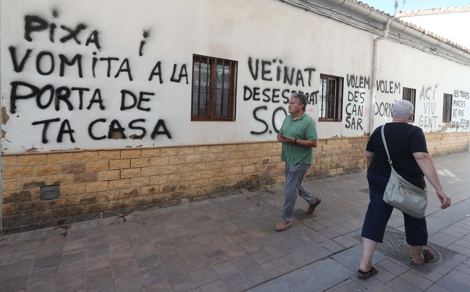 Benimaclet amanece con pintadas en contra de los botellones