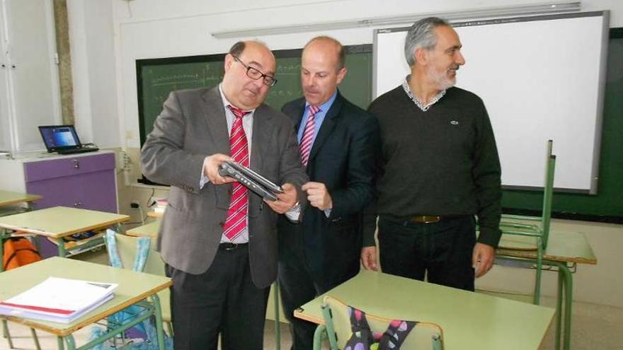 César Pérez Ares, Moisés Rodríguez y Cores Tourís, en un aula con pizarra digital y ordenadores.