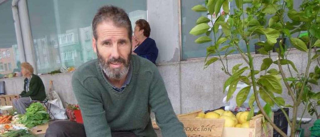 Alejandro Muñiz García, con una caja de higos, ayer, en el mercado.