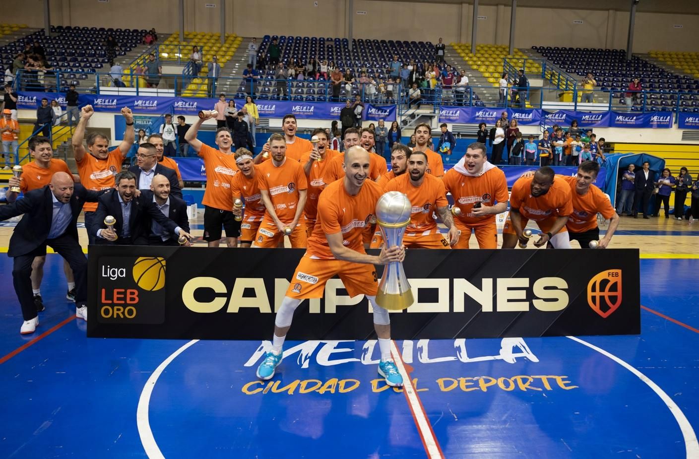 La fiesta del ascenso a la ACB del Leyma Básquet Coruña en Melilla.