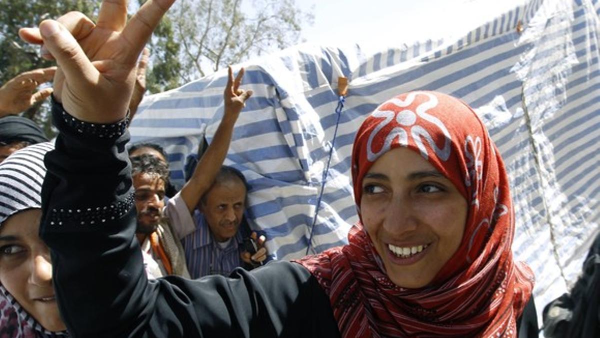 Tawakul Karman hace el signo de la victoria tras conocer que había ganado el Nobel de la Paz, este viernes, en Saná.