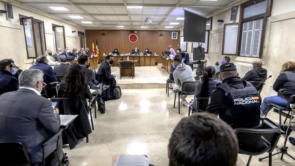 Abogados y acusados, en una de las salas donde se celebra el juicio.