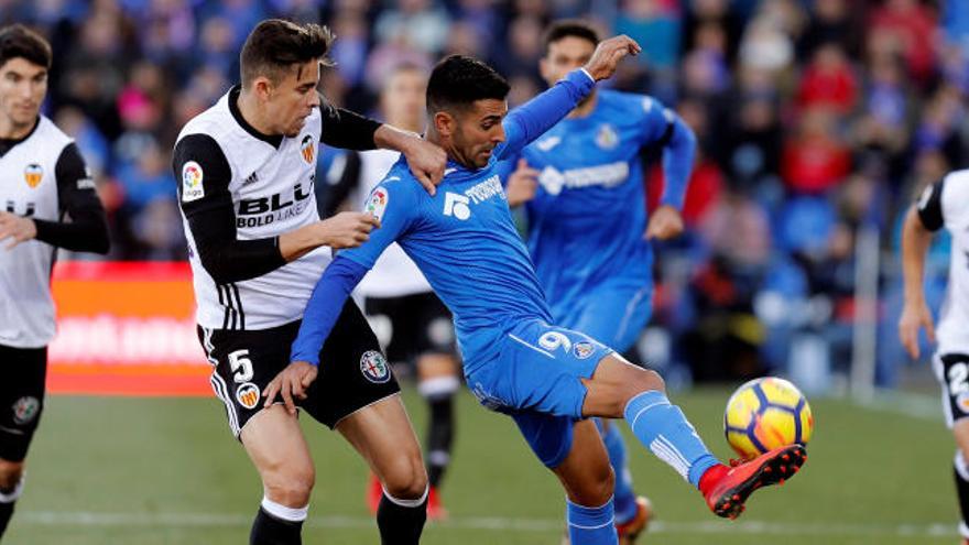 Gabriel pelea un balón en defensa