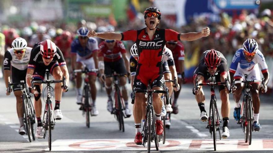 El ciclista luxemburgués Jean Pierre Drucker celebra el triunfo en la etapa que ayer finalizó en Peñíscola. // Javier Lizon