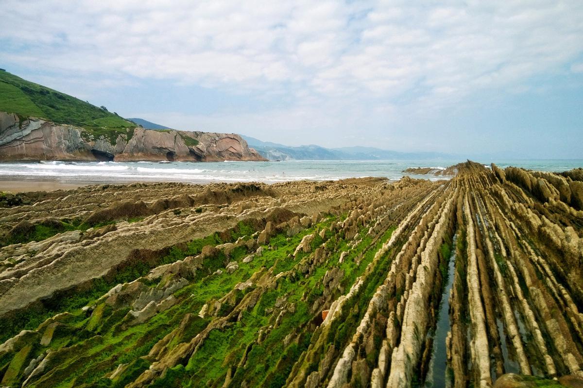 Formaciones rocosas geológicas flysch en la playa de Itzurún, en Zumaia