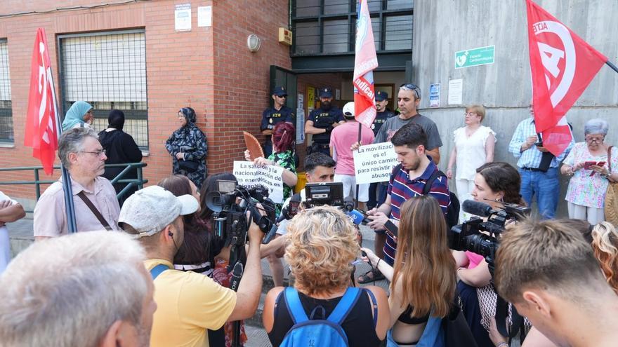 Barrios Hartos se encierra en la sede del distrito Cerro-Amate en protesta por los cortes de luz.