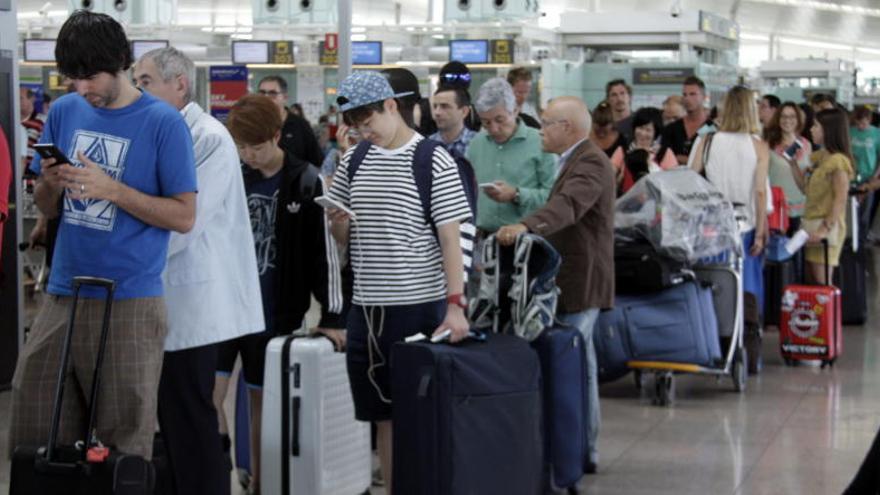 Les cancel·lacions i retards de Vueling tornen a provocar el caos al Prat