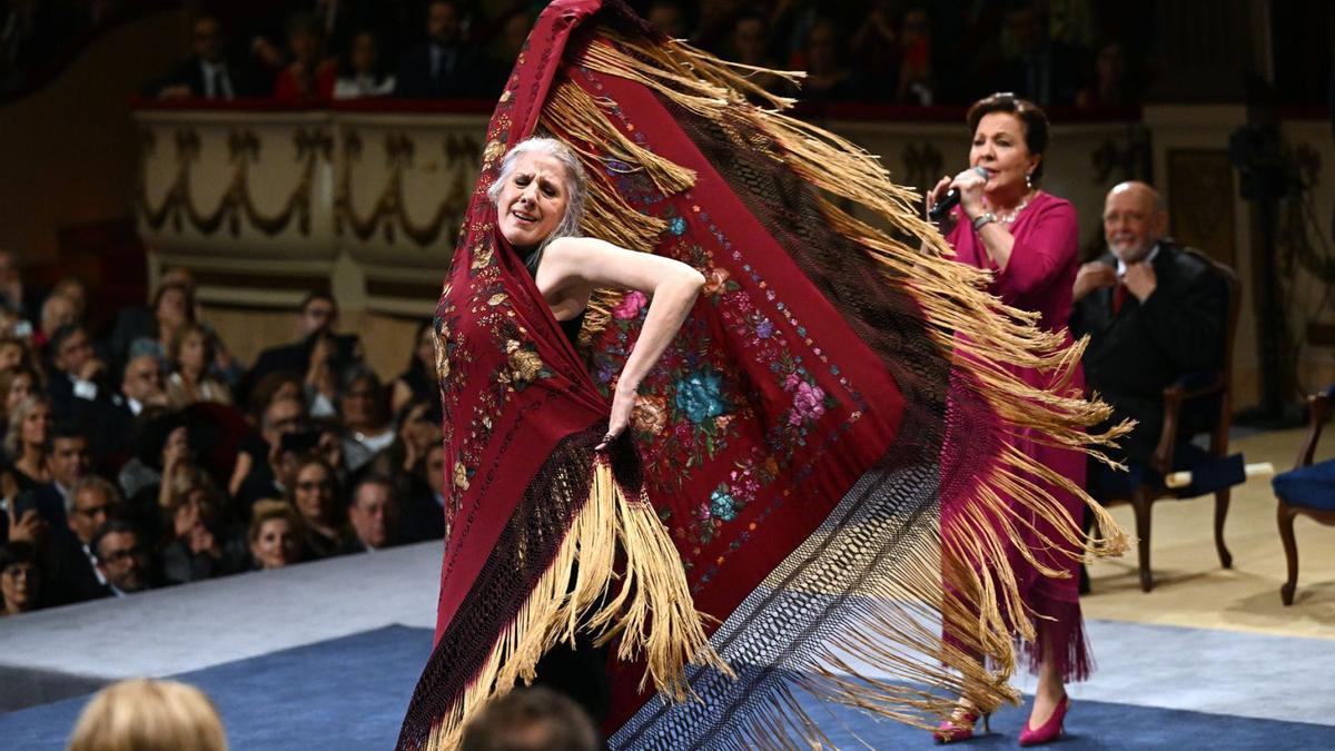 María Pagés, en pleno baile, mientras Carmen  Linares canta, en el teatro Campoamor. | |  FPA