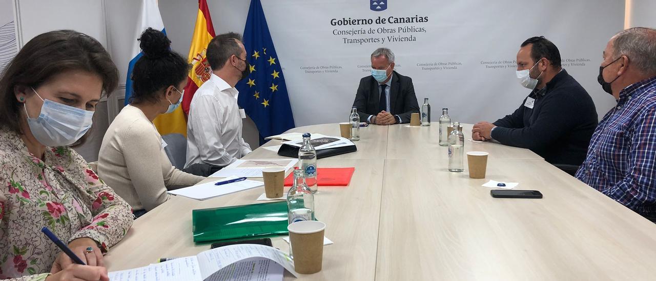 Sebastián Franquis, al fondo, durante la reunión con los miembros de la  Plataforma Salvar Mogán.