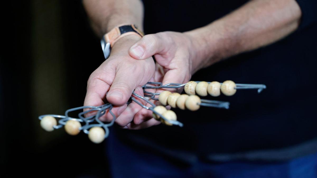 Trabajadores preparan los las bolas que van en los bombos de la lotería nacional en el Teatro Real de Madrid.