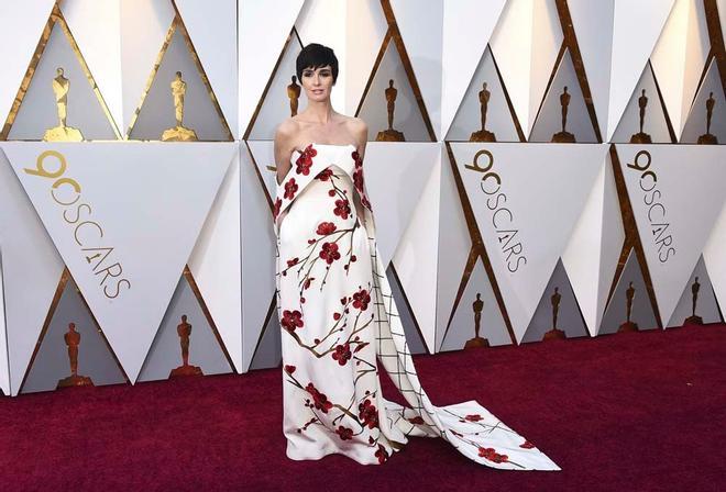 Paz Vega con vestido de flores y cuadros en los Oscar 2018