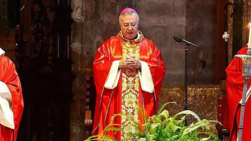 El obispo de Mallorca, Sebastià Taltavull, flanqueado por los canónigos Teodor Suau y Joan Bestard.