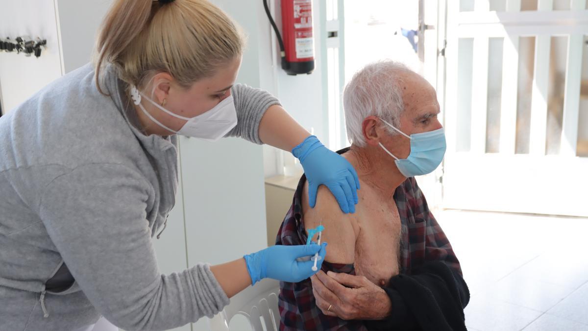 Una enfermera inyecta la dosis de Pfizer a un paciente en la zona habilitada para vacunaciones en el centro de salud de Rafalafena de Castelló.