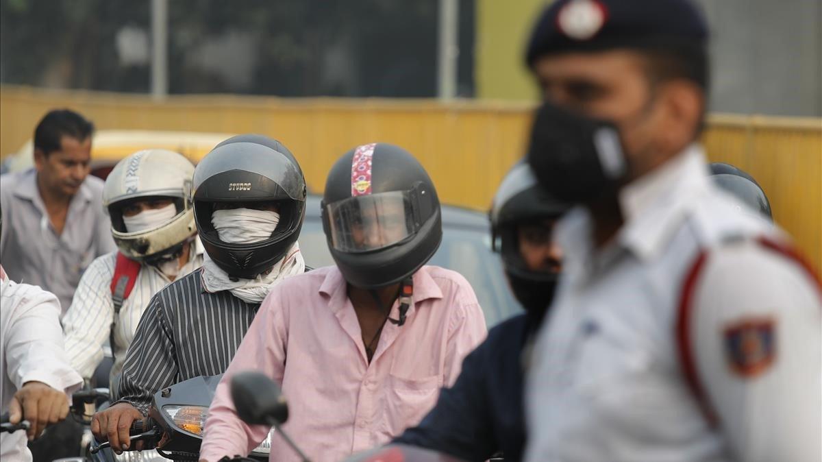 zentauroepp50739332 motorcyclists cover their faces with scarf to save themselve191104110134