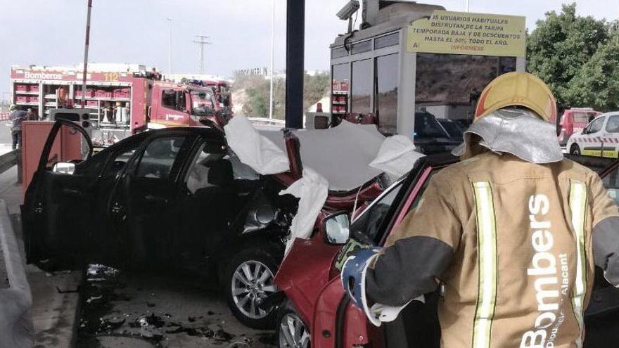 Un accidente en el peaje de la autopista en Orihuela Costa se salda con siete heridos