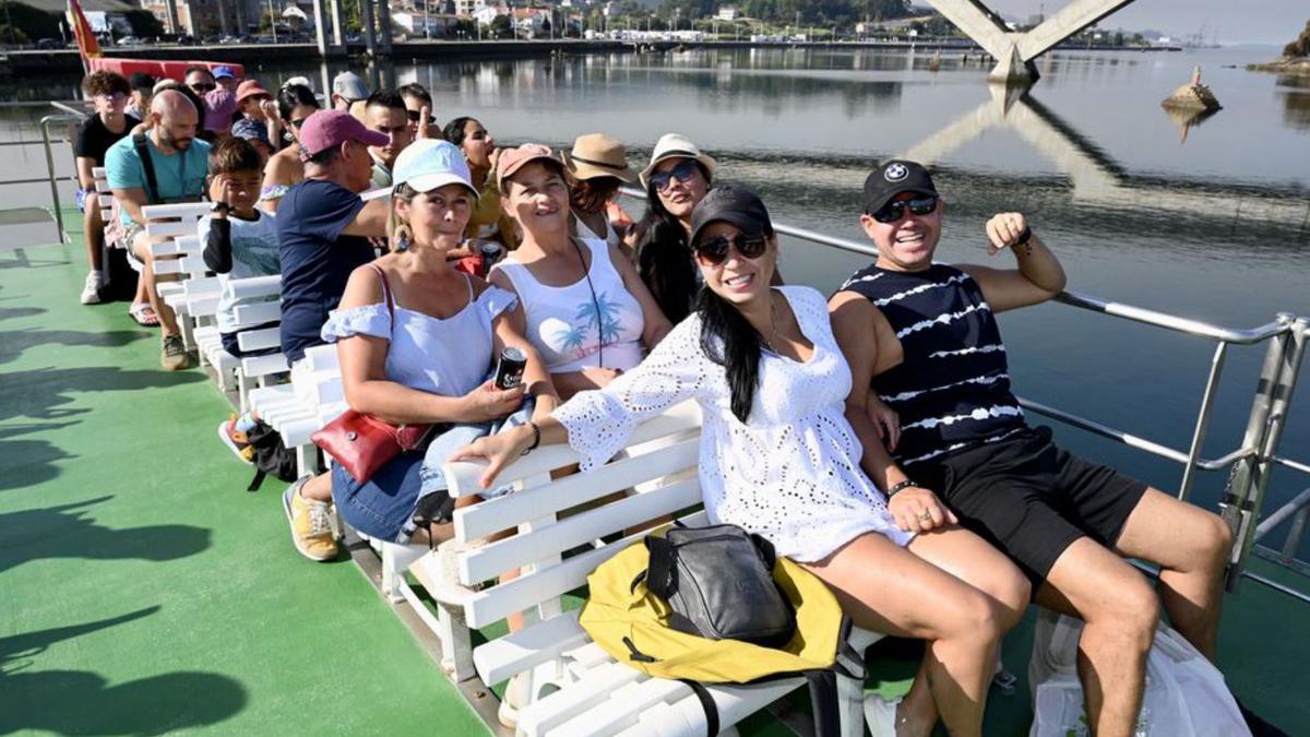 El catamarán que salió ayer de As Corvaceiras, casi lleno.   | // FDV