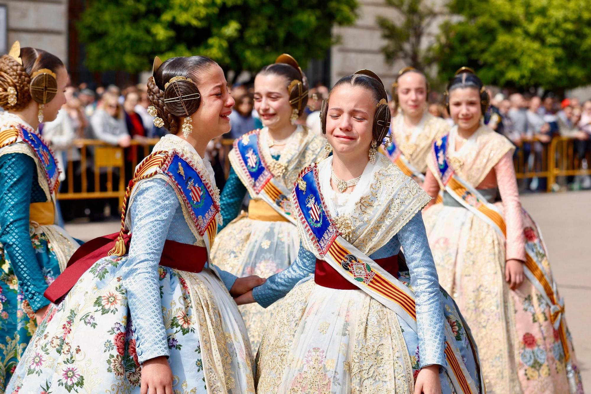 Las Falleras Mayores y la corte despiden la última mascletà entre lágrimas