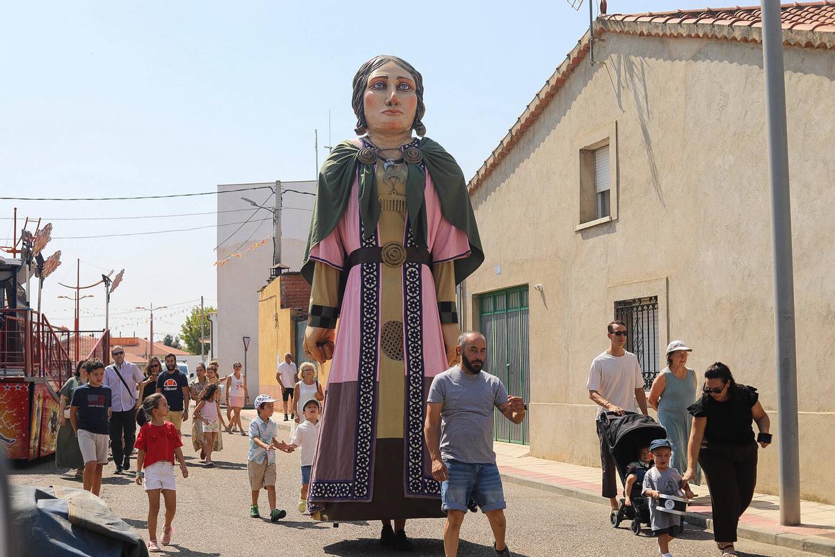 GALERÍA | Pasacalles de gigantes y cabezudos en Vilaralbo