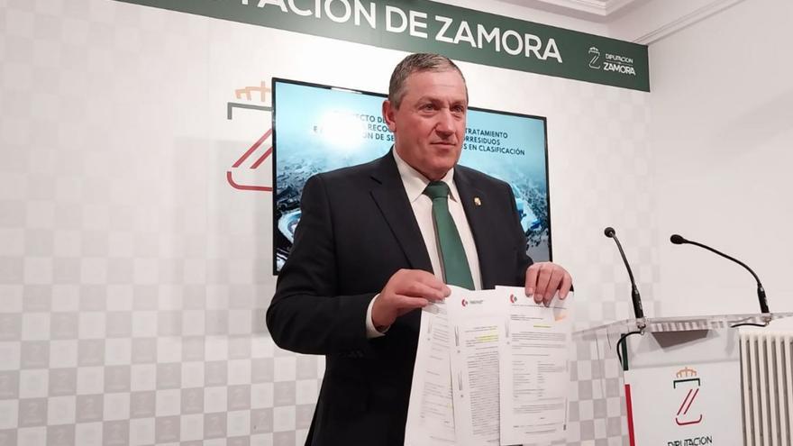 Faúndez muestra los documentos de redacción y licitación del proyecto.