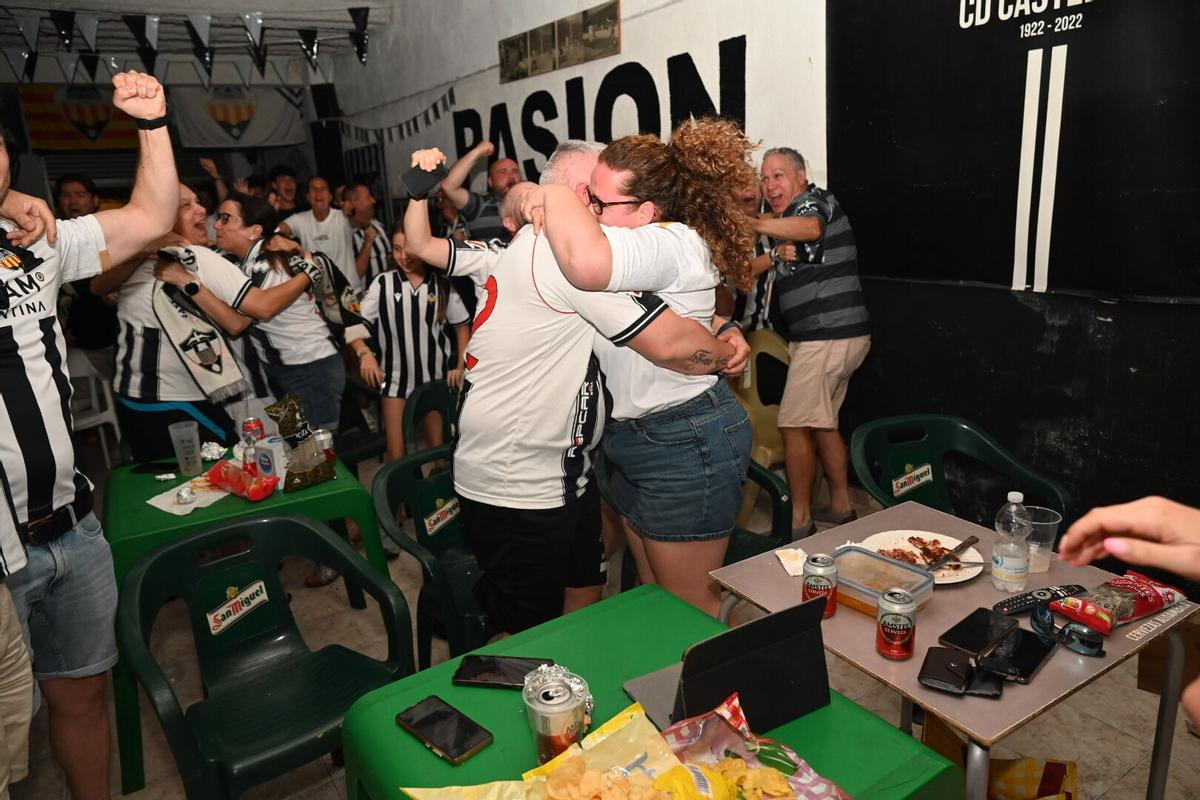 Los aficionados del CD Castellón siguen el partido contra el Almería en los bares de la ciudad