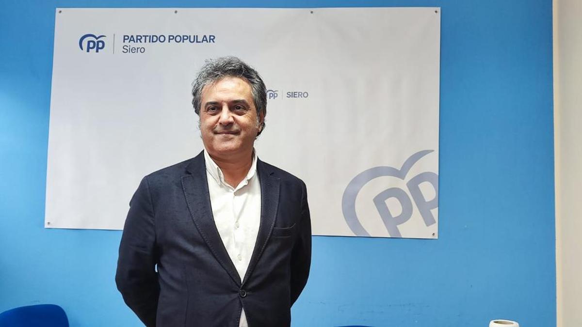 Juan Luis Berros en la sede local del PP.