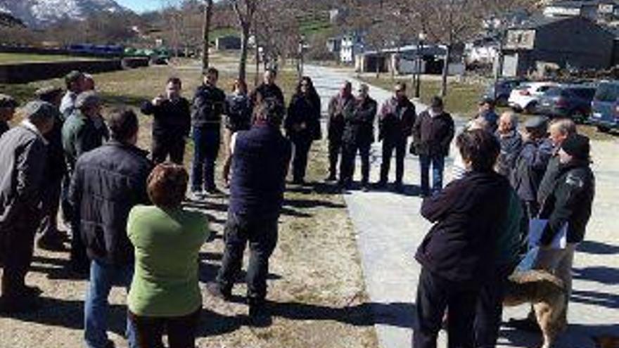 Acto de protesta con presencia de vecinos de Porto y cargos del PSOE