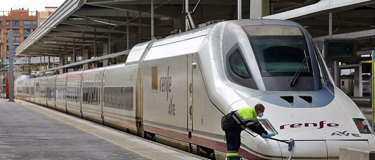 Tren de alta velocidad en la 
estación Joaquín Sorolla de 
València. M.A.Montesinos