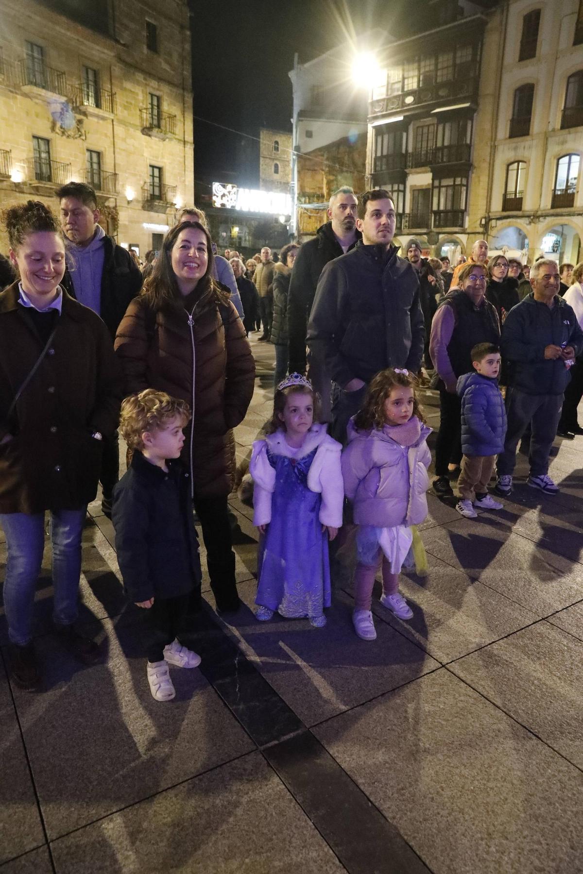 EN IMÁGENES: Las Comadres de Avilés sacan la fiesta a la calle