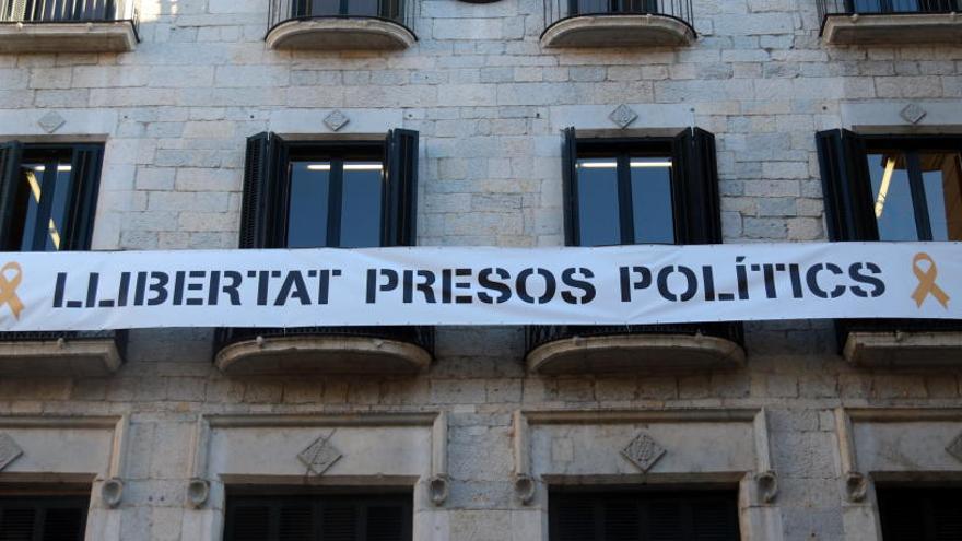 Pancarta a la façana de l&#039;ajuntament de Girona