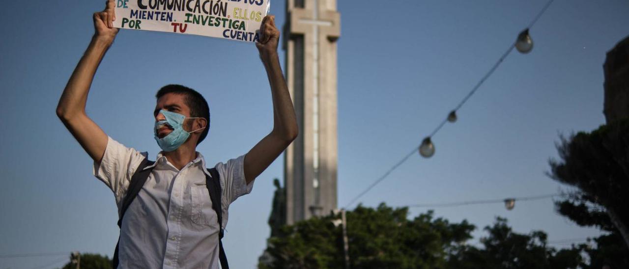 Concentración negacionista y antimascarilla en Santa Cruz de Tenerife en septiembre de 2020. | | ANDRÉS GUTIÉRREZ