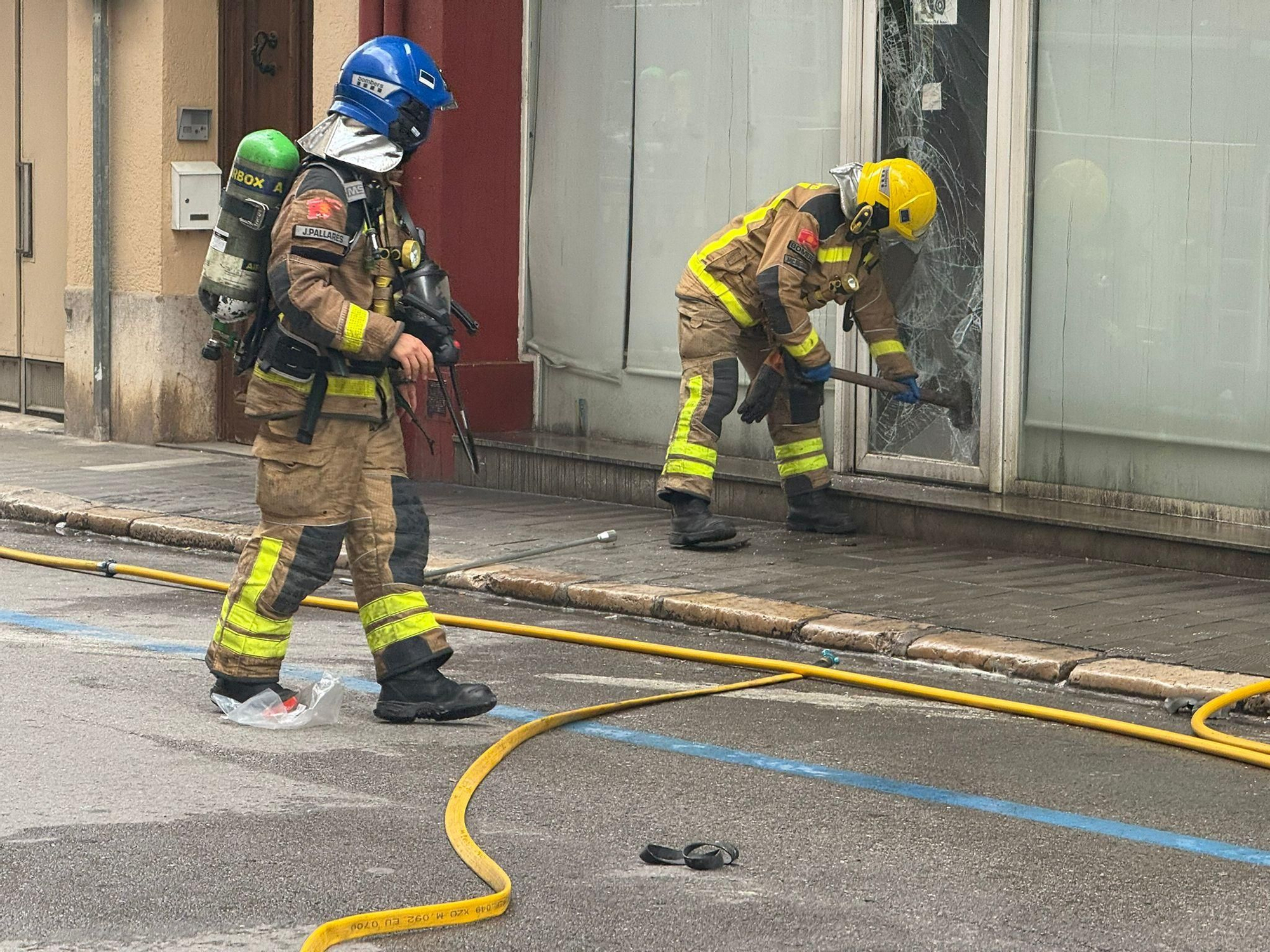 Les imatges de l'incendi en una perruqueria de Figueres