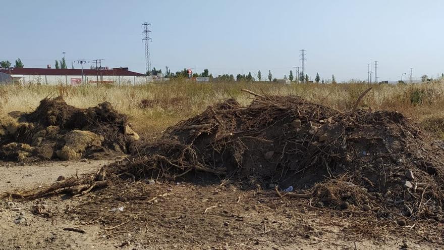 UPL pide al ayuntamiento que limpie sus basuras del descampado de San José Obrero