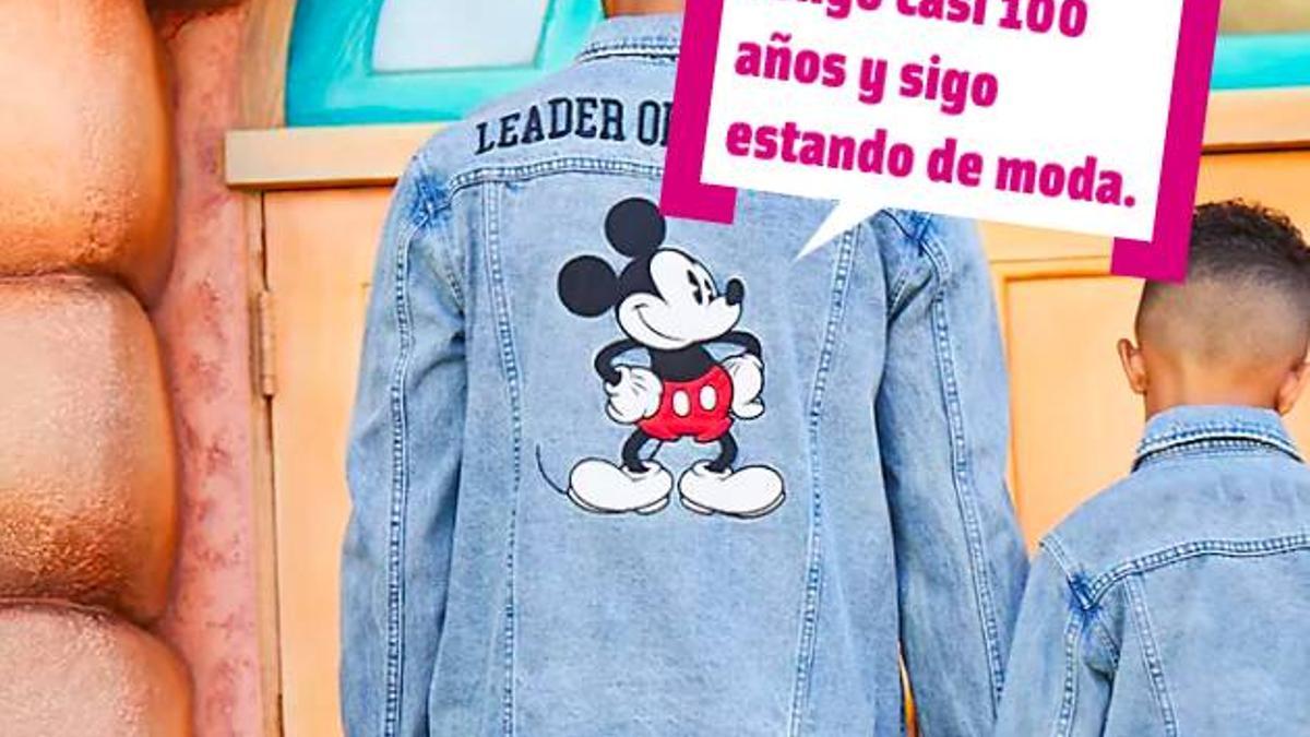 Padre e hijo con chaqueta vaquera de Mickey Mouse