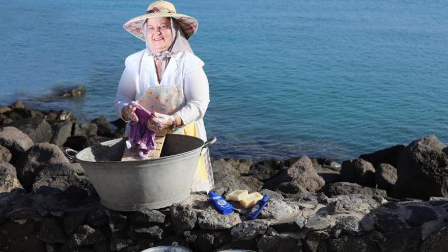 Estrella  Hernández lavando con jabón lagarto y añil junto a mar. | | MARISA RUIZ