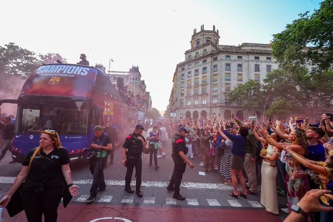 ¡De locos! Las mejores imágenes de una ciudad entregada al Barça
