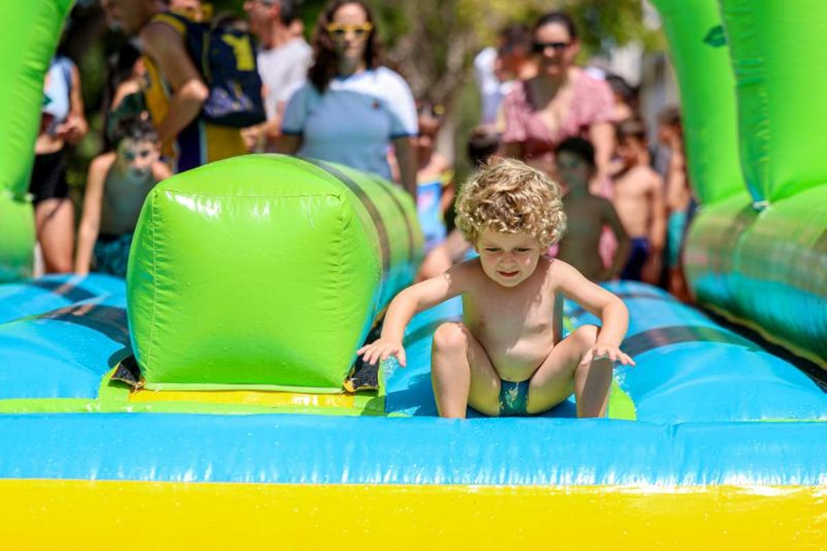 Colchonetas, fiesta de la espuma, espectáculo de magia y talleres: Todas las imágenes de la jornada de las Festes de la Terra protagonizada por los vecinos más pequeños Colchonetas, fiesta de la espuma, espectáculo de magia y talleres: Todas las imágenes de la jornada de las Festes de la Terra protagonizada por los vecinos más pequeños