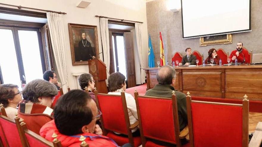 En la mesa, por la izquierda, José Antonio Álvarez Castrillón, moderador; Aida Terrón y Marcos Rodríguez.