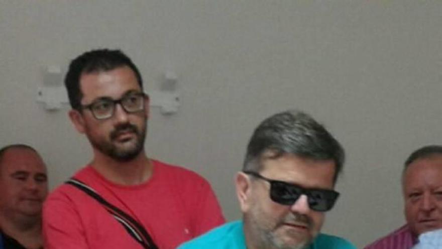 Largas colas en el Artés Carrasco en el inicio de la campaña de abonos