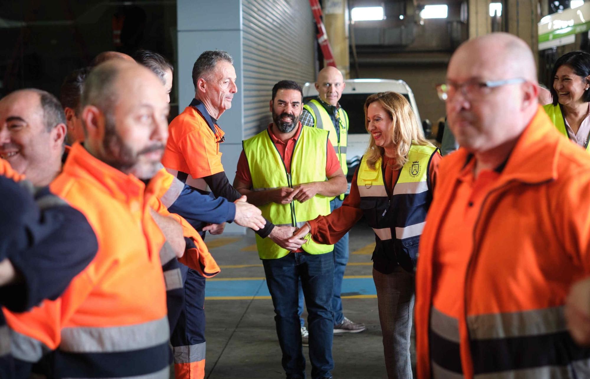 Rosa Dávila supervisa las nuevas guaguas de Titsa