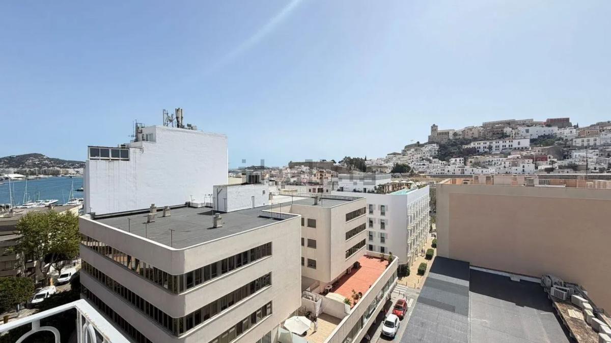 A la venta un ático en Ibiza con unas vistas de 360 grados "que quitan el aliento”: desde Dalt Vila a Talamanca