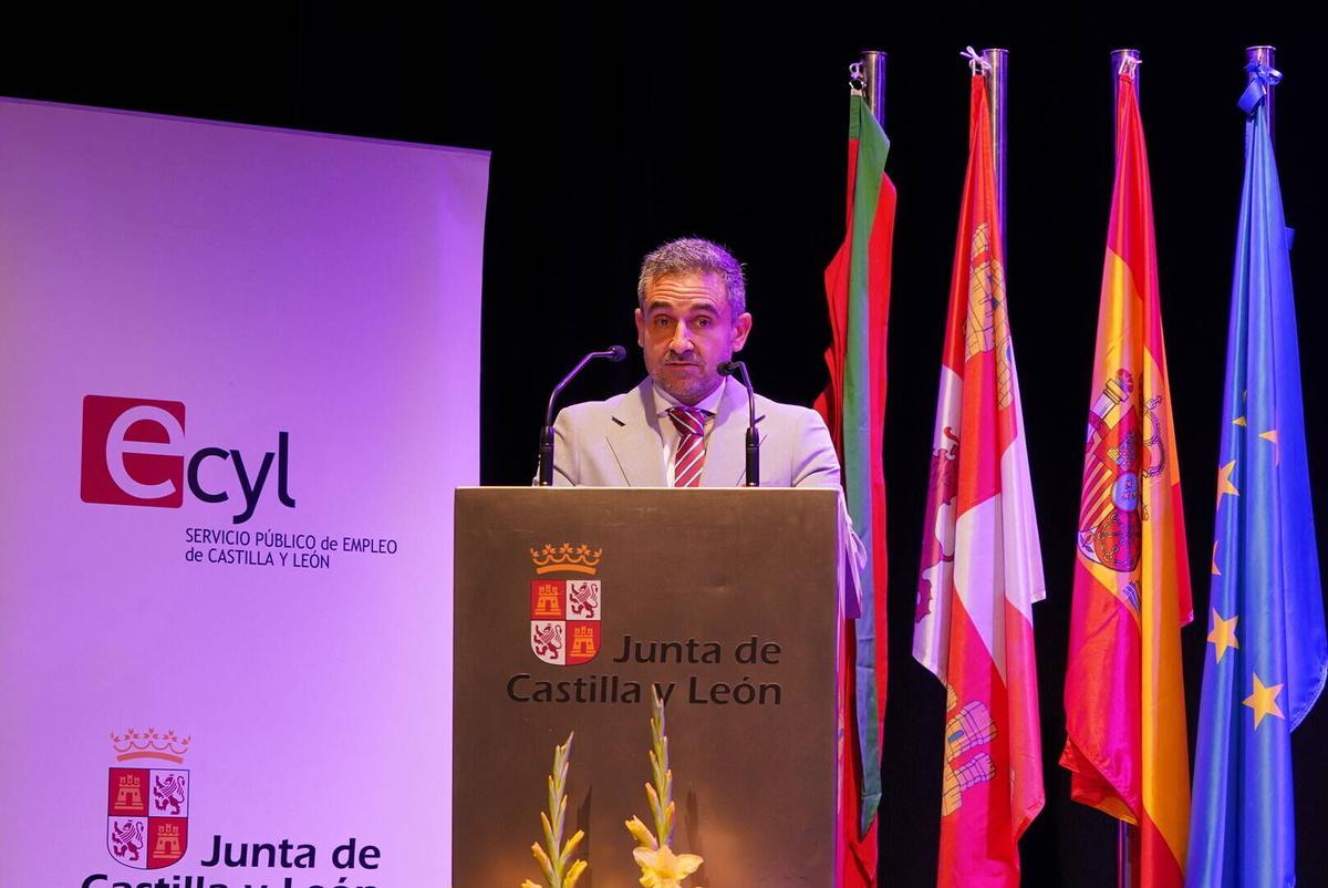 El delegado de la Junta, Fernando Prada, entrega los diplomas de los programas mixtos de empleo de este 2026 a los participantes