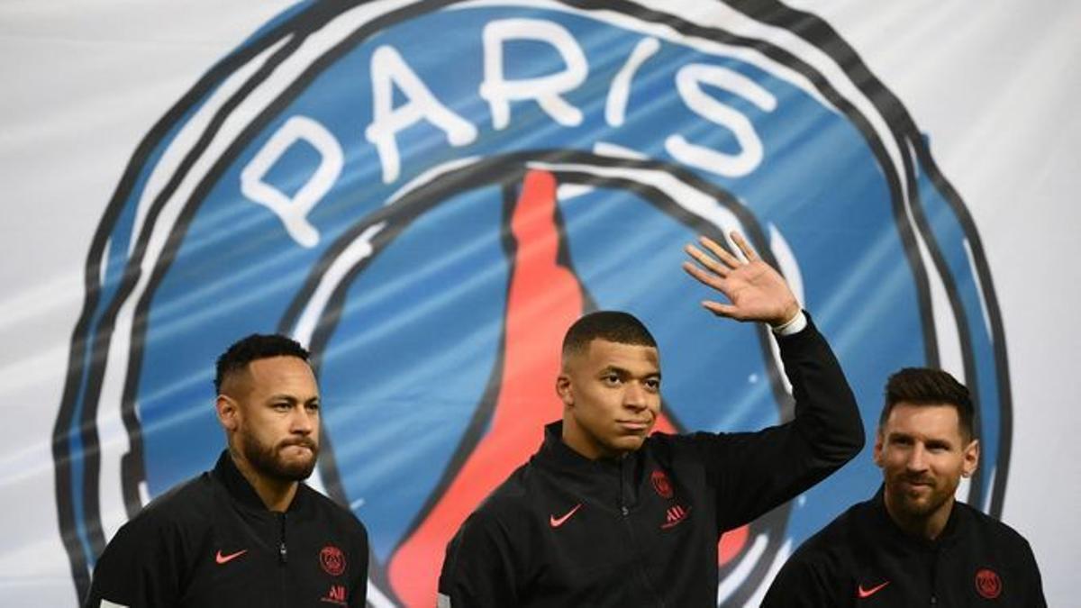 Mbappe, entre Neymar y Messi, en su etapa en el PSG.