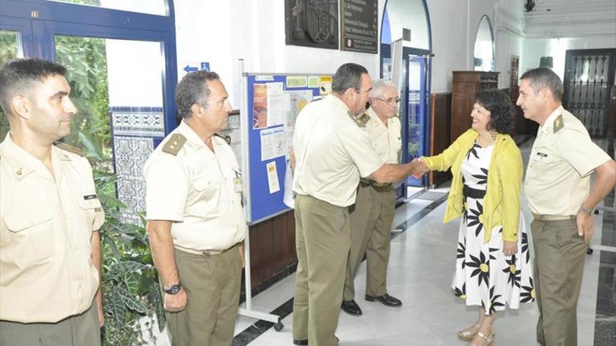 Valenzuela visita la Subdelegación de Defensa