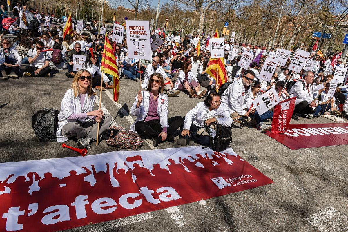 Los médicos hacen una sentada en un momento de la manifestación.