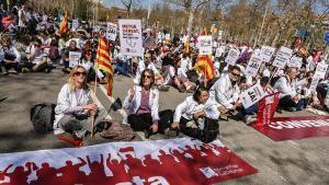 Los médicos hacen una sentada en un momento de la manifestación.