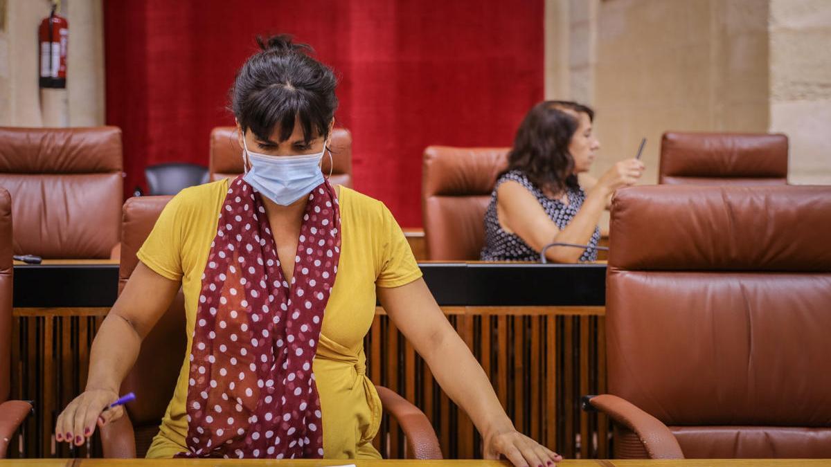 La líder de grupo parlamentario Adelante Andalucía, Teresa Rodríguez (i), durante un pleno del pasado mes de julio.