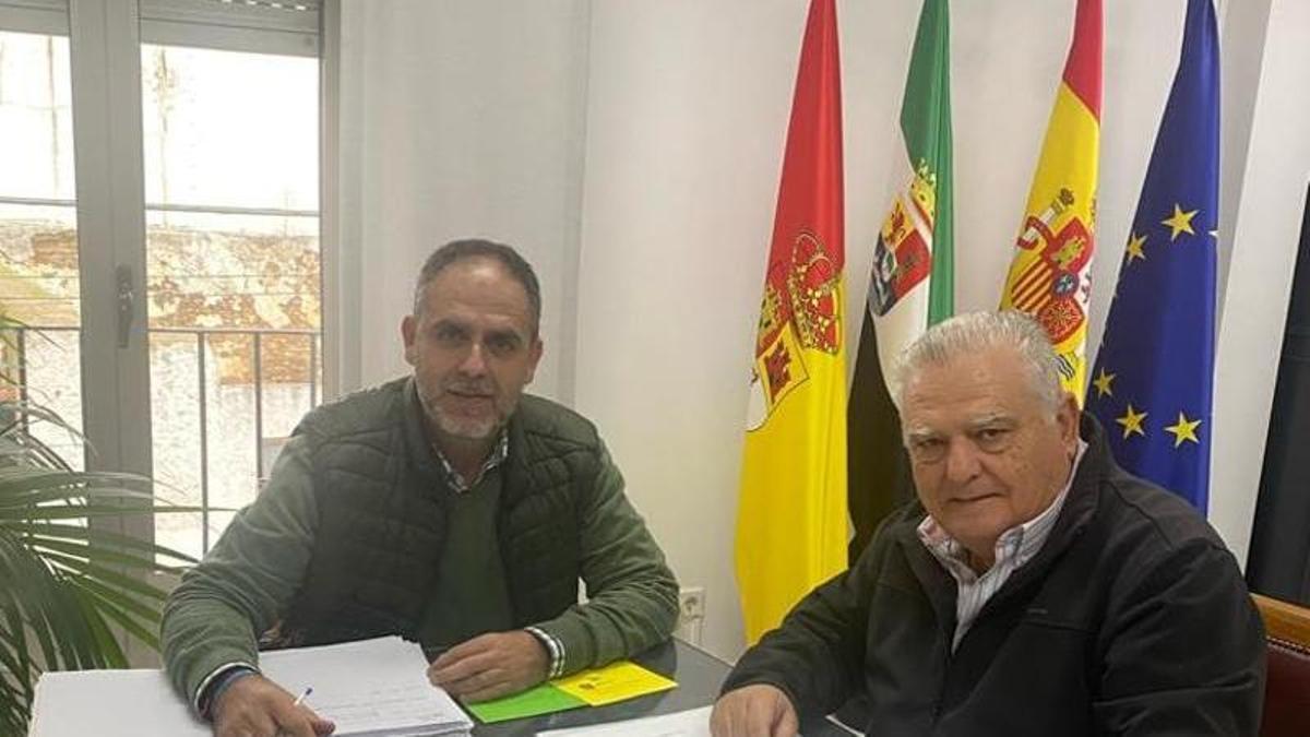 El alcalde, Julio César Herrero, y el presidente del colectivo, Pedro Custodio.
