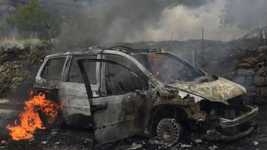 Un coche se incendia y provoca un fuego forestal en Xàbia